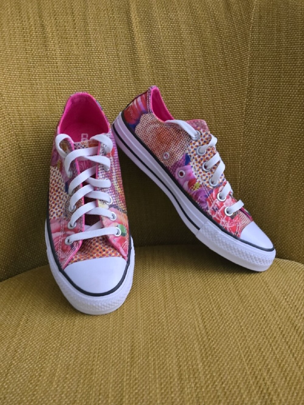 Converse Women's Chuck TaylorPink Floral Sneakers. Like New. 7 - Picture 4 of 5
